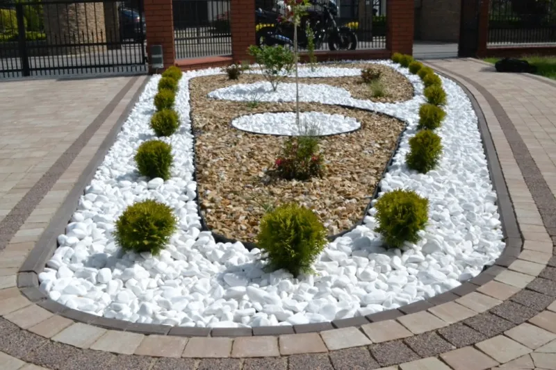 Ogród ze zrębkami oraz białym grysem