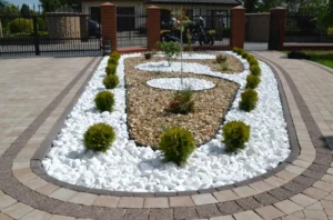 ogród z białym gresem i beżowym